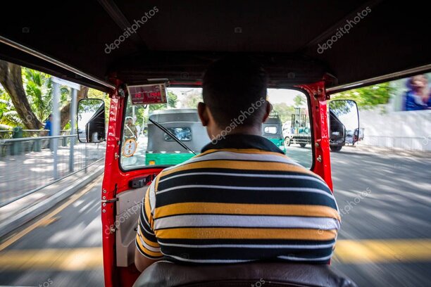 Conductor de tricimoto usando una app de movilidad en la ciudad