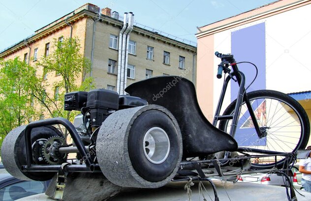 Mecánico revisando una tricimoto en un taller