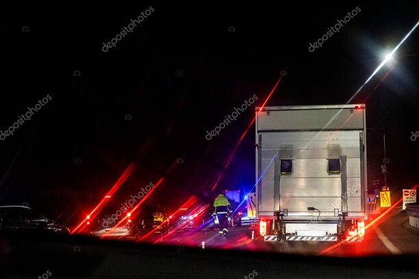 Ambulancia asistiendo a conductor de tricimoto tras un accidente leve